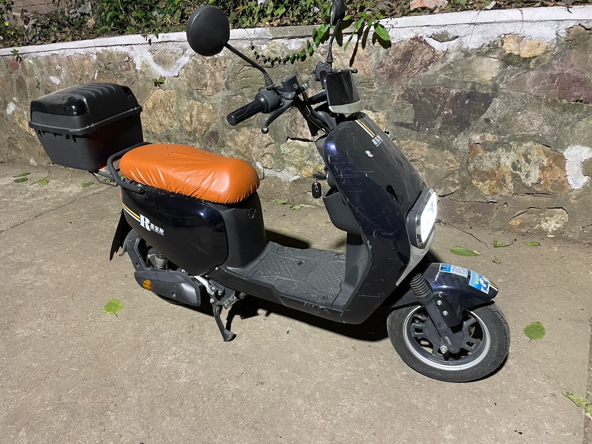 出个人闲置电动车，真牌不怕交警，没怎么骑，才2000公里，电池